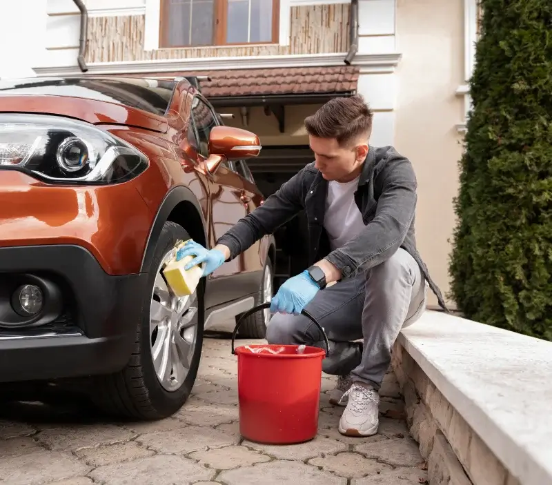 Lavage auto à domicile La Chapelle-Saint-Laurent : professionnel intervenant sur un véhicule